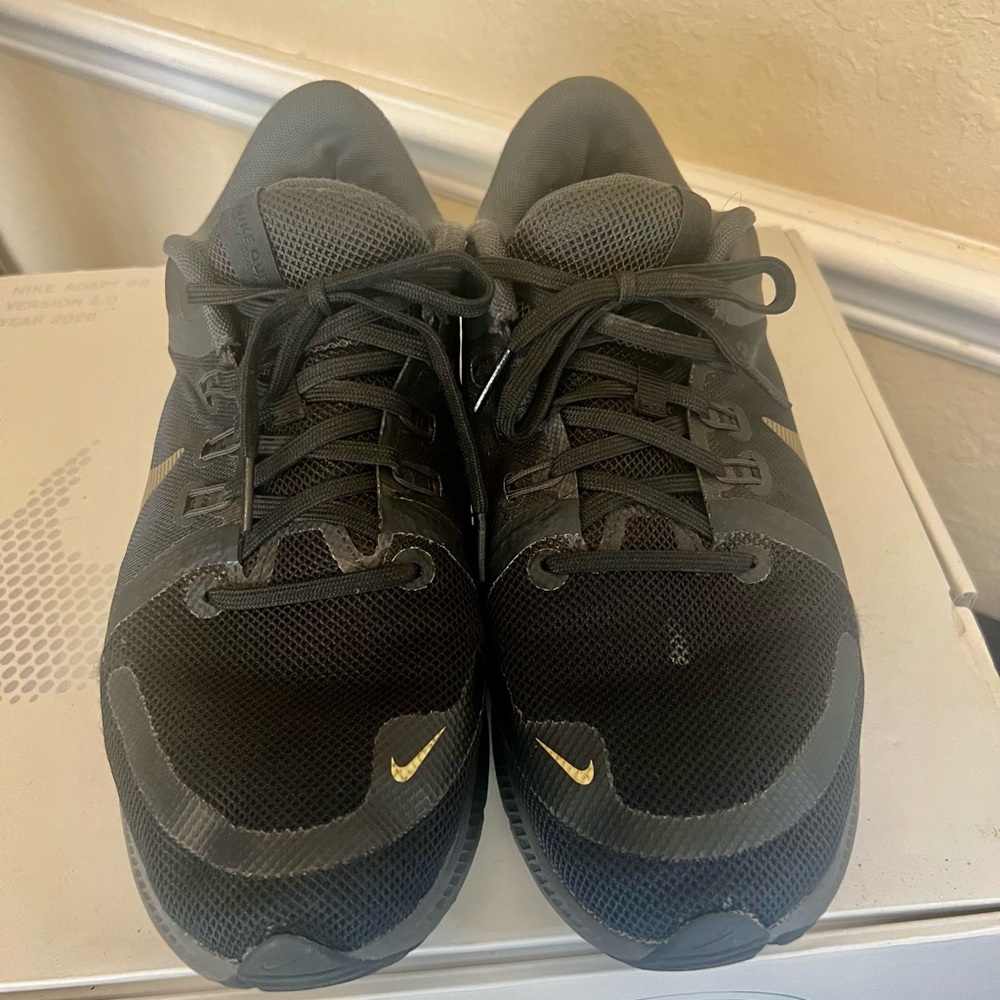 Men’s Nike Tennis Shoes Black . Very good condition.